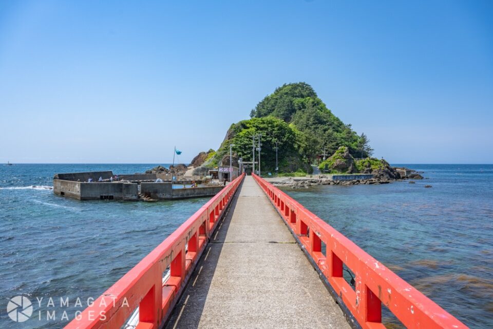 由良海岸白山島（鶴岡市）