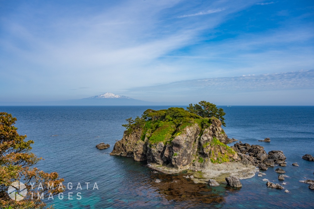 飛島より鳥海山を望む