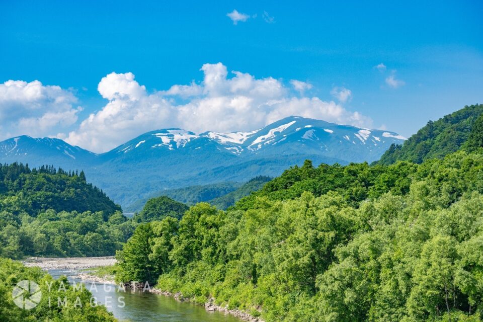 大井沢の寒河江川より月山を望む（西川町）