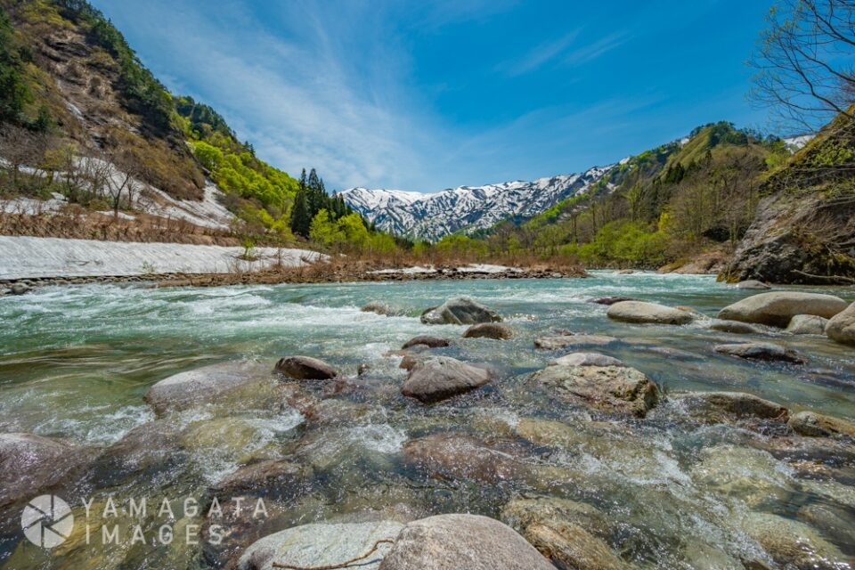 小玉川から望む残雪の飯豊連峰（小国町）